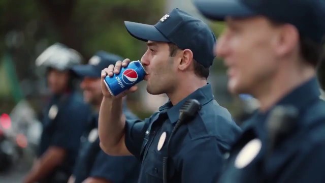 Parodie des policiers de la pub Pepsi.. Buvez coca cola !