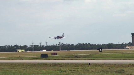 Atterrissage sans les roues d'un avion sur une piste d'aéroport !