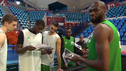 Quand les joueurs de l'Elan Béarnais chambrent Yannick Bokolo