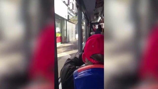 Fallait pas enerver le chauffeur du bus... Il met une grosse raclée à un gars un peu agressif