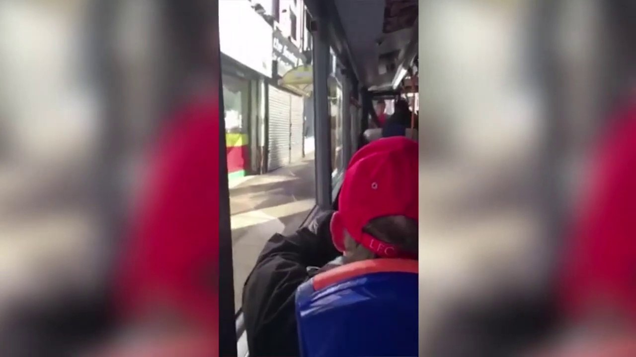 Fallait pas enerver le chauffeur du bus... Il met une grosse raclée à un gars un peu agressif