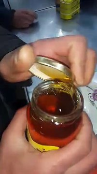 أسهل طريقه لكشف العسل اذا كان مغشوش أو أصلي. .سبحان الله العظيم