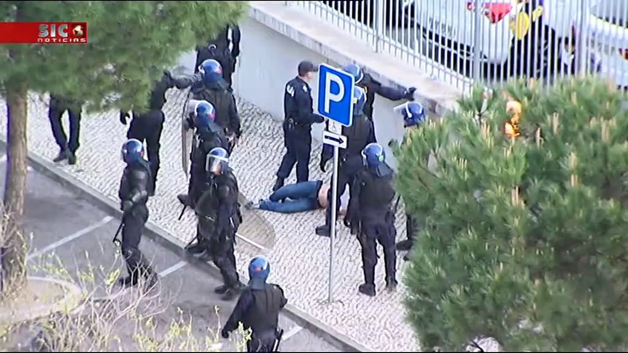 Un policier stoppe net un supporter avec un violent coup de pied