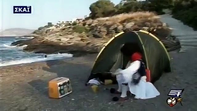 Τσολιας στην παραλια ελληνοφρενεια