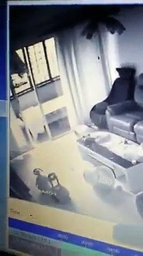 Il surveille sa femme de ménage sur écran de surveillance et tombe sur une scène terrifiante (Singapour)