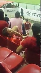 Tomando cerveja escondido