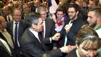 Fillon é agredido com farinha de trigo