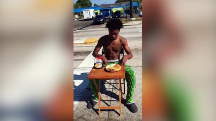 Un homme déjeune au milieu de la circulation comme si de rien n'était !