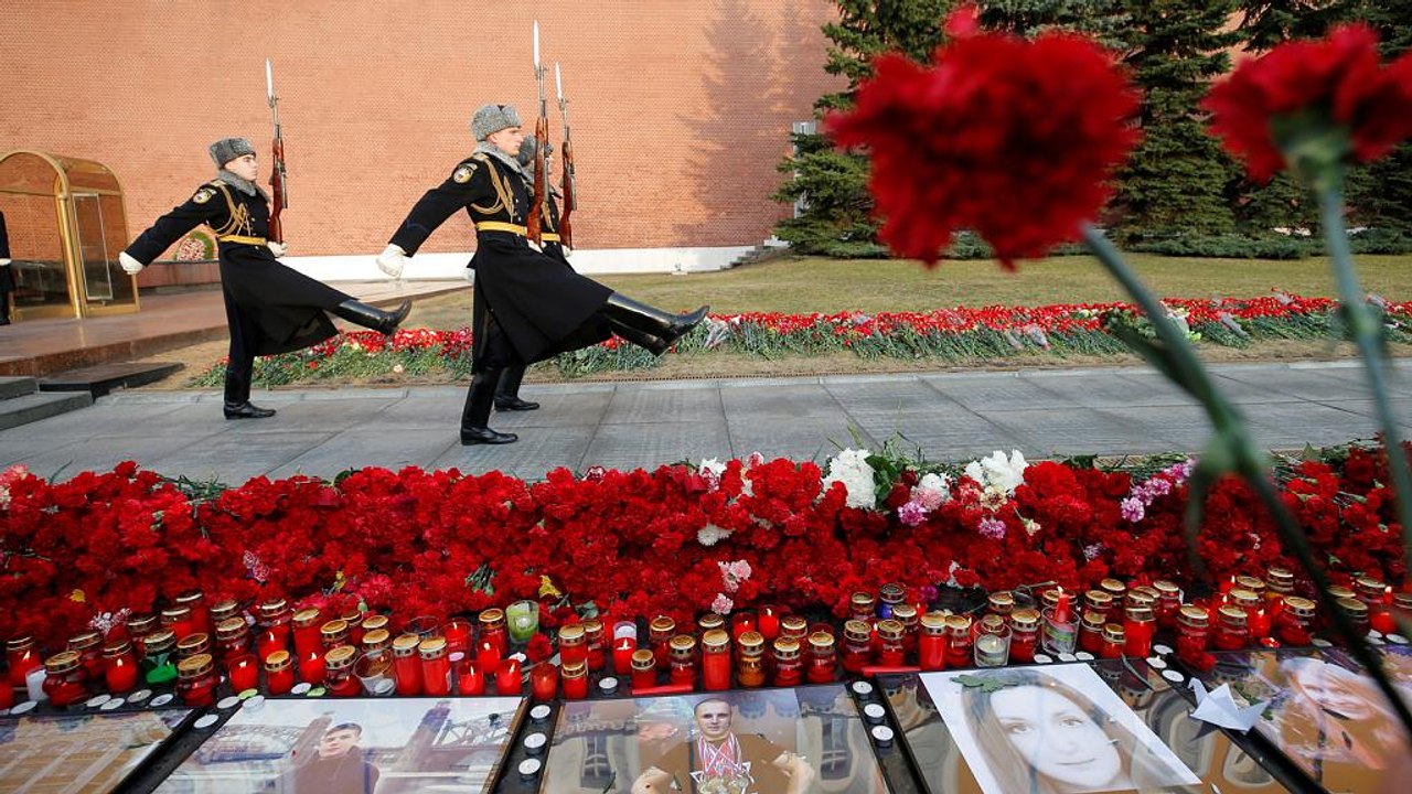 Первые похороны погибших во время взрыва в Санк...