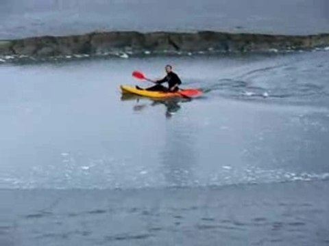 2 surfeurs sur la vague du mascaret au Mont Saint Michel