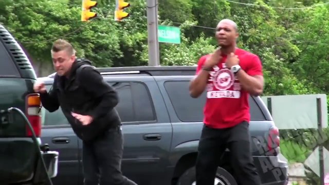 黒人ブチギレ！【ガソリン泥棒ドッキリ】ガソリン泥棒を目撃！結果w【海外人気ドッキリ！ハプニング集！俺的ランキング！】