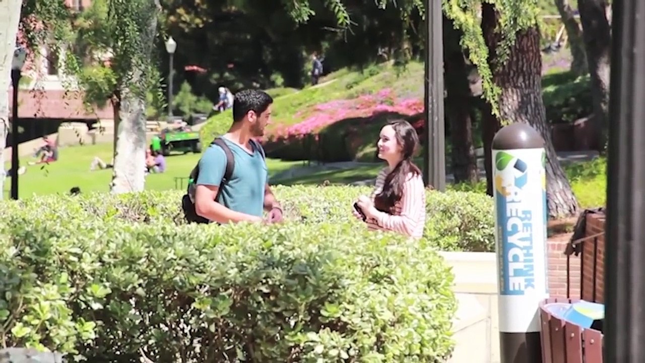 【女子がキスで誘惑ドッキリ】まさかの急な展開に反応は！？【海外人気ドッキリ！ハプニング集！俺的ランキング！】