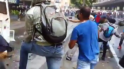 Los manifestantes venezolanos hicieron retrocer POR PRIMERA VEZ al camión represivo conocido como "La Ballena".