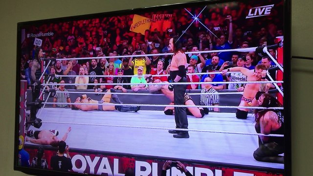 اندرتيكر يواجه رومان رينز في الرويال رامبل ٢٠١٧