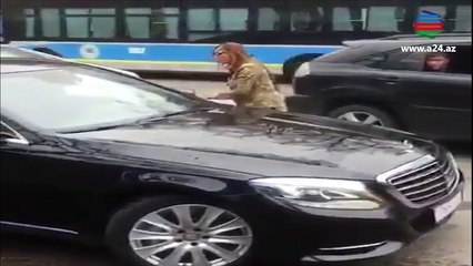 Qadın sürücü ona sataşan kişinin avtomobilini golf sopası ilə parçaladı