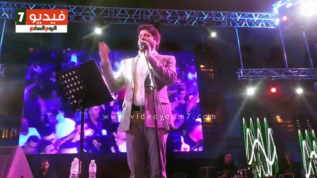 معين شريف يغنى عظيمة يا مصر بحفل مهرجان أعياد الربيع فى طابا