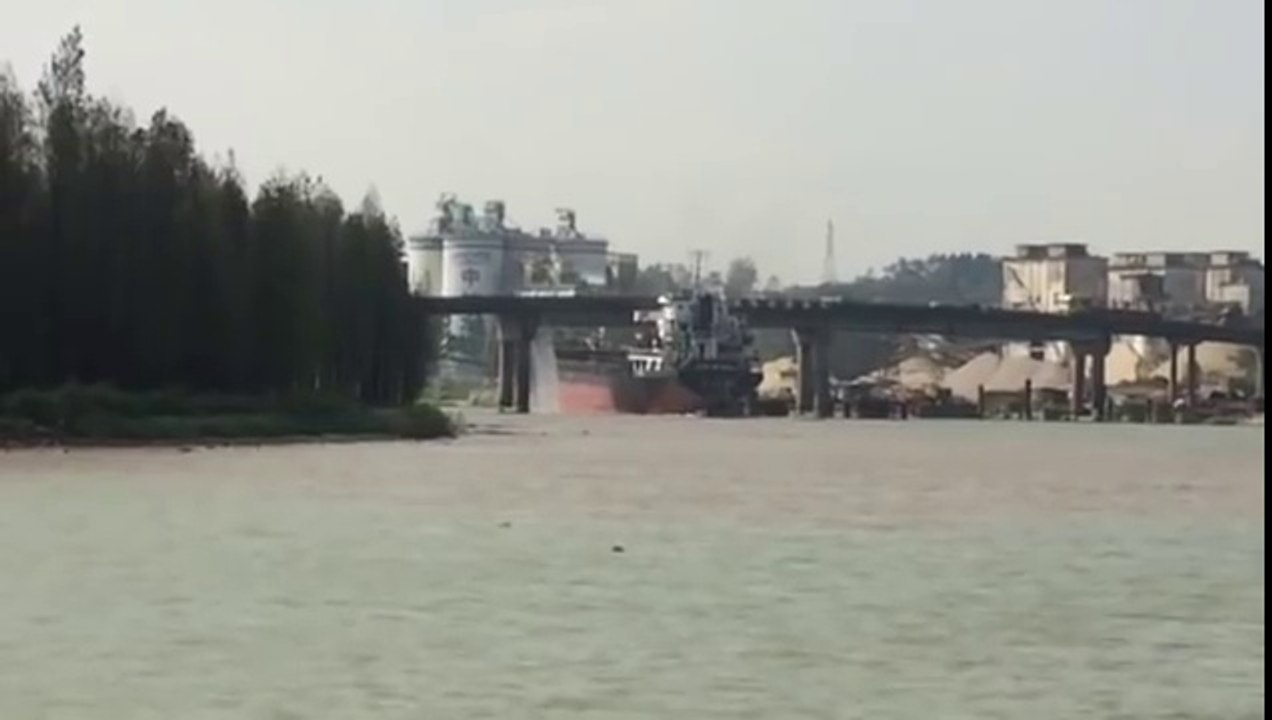 Ce capitaine de bateau pensait vraiment passer sous le pont????