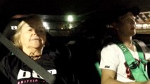 Il fait du drift avec sa grand-mère dans la voiture...