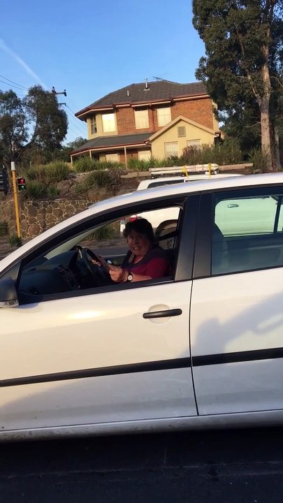 Elle est pas contente la petite dame... ça crie très fort - Road Rage Screaming