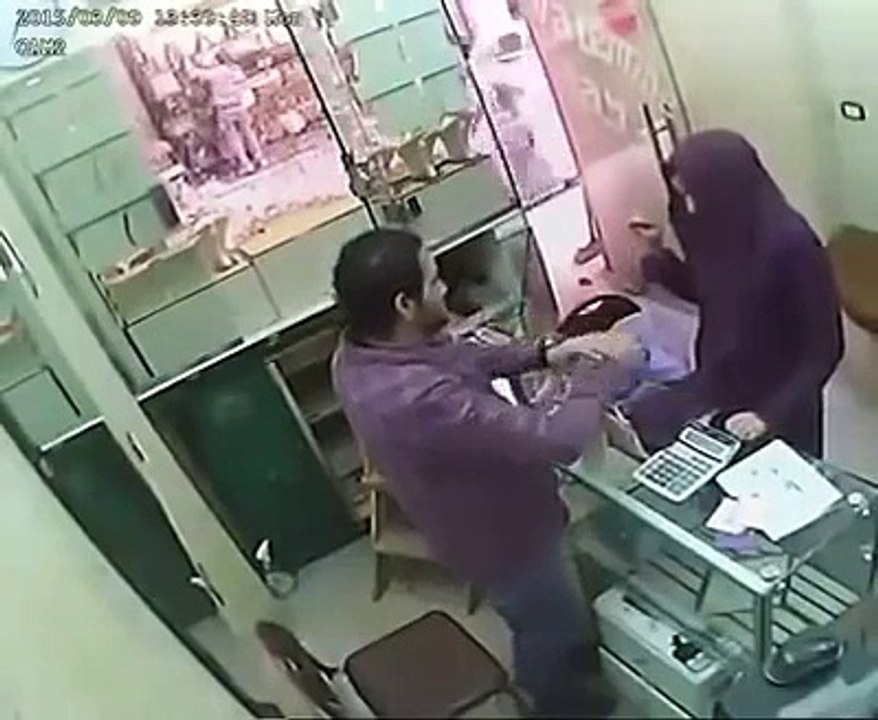 اس دکاندار کے ساتھ ایسا کیا ہوگیا کہ یہ لڑکی اسکو ہمیشہ یاد رہے گی سیکورٹی کیمرا فوٹیج دیکھیں .