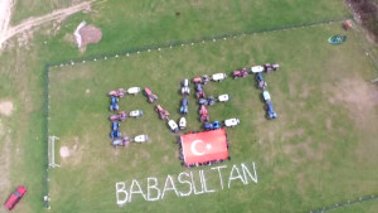 Traktörlerle "Evet" Yazıp Gökyüzünden Poz Verdiler