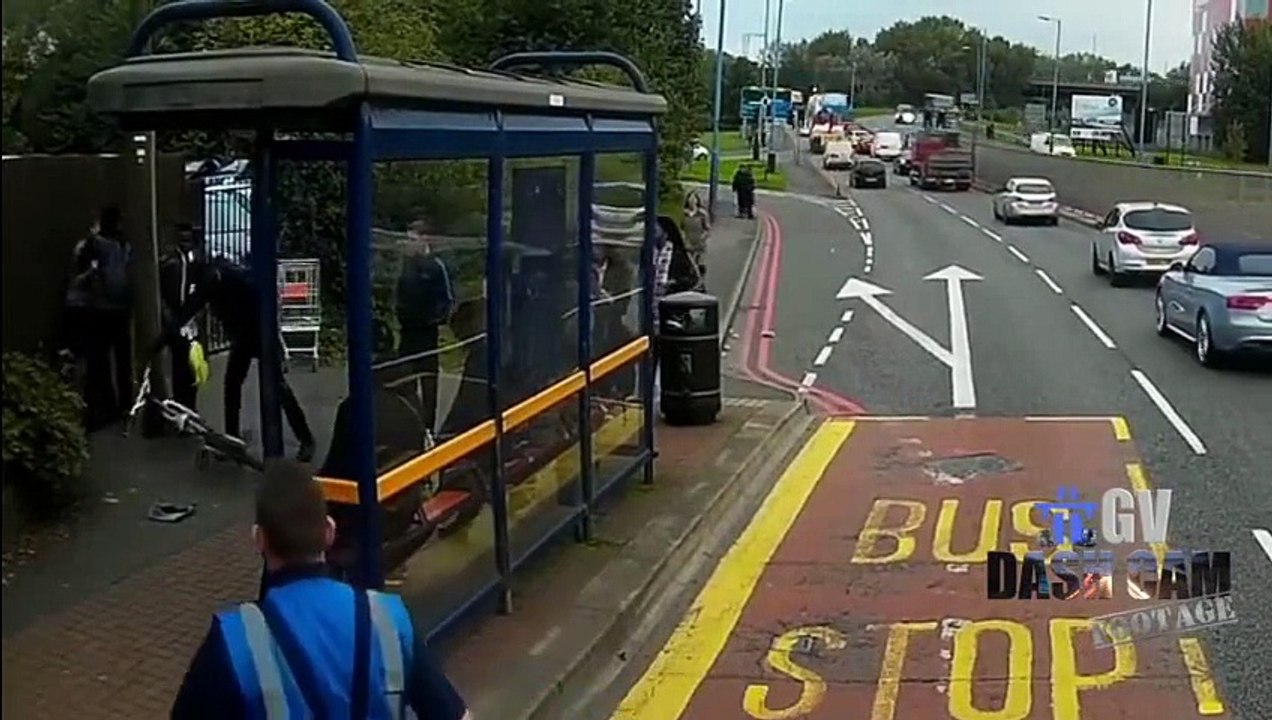 Ce conducteur de bus très courageux, vient en aide à un jeune garçon qui se fait racketter