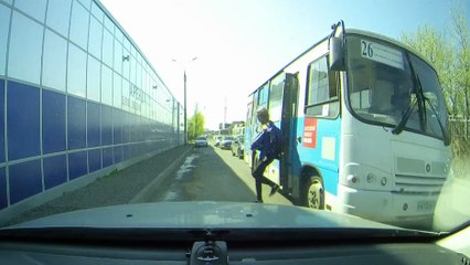 Une fille descend d'un bus pendant qu'il roule..
