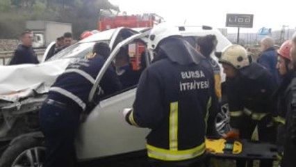 Karayolları Aracına Çarpan Doktorlar Araçta Sıkıştı