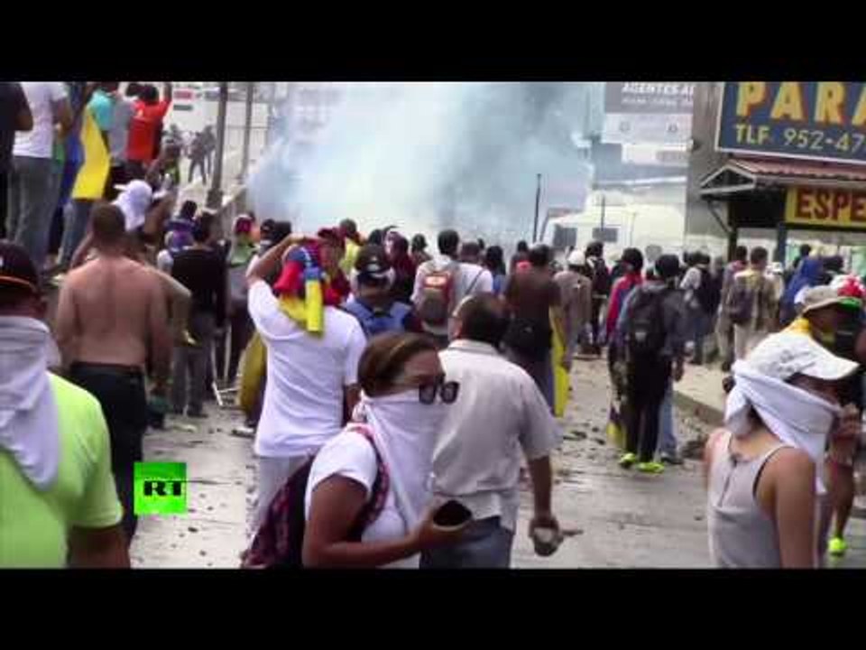 ‘Traffic jam against coup’: Anti-Maduro protesters block roads in Caracas, police deploy tear gas