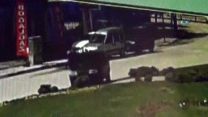 Otomobil Yaşlı Adama Böyle Çarptı