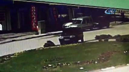 Otomobil yaşlı adama böyle çarptı