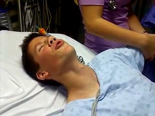 Ce jeune homme se retrouve avec le bras dans le plâtre, mais sa réaction n’a pas de prix !