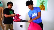 Deux amis tentent le défi du ballon géant