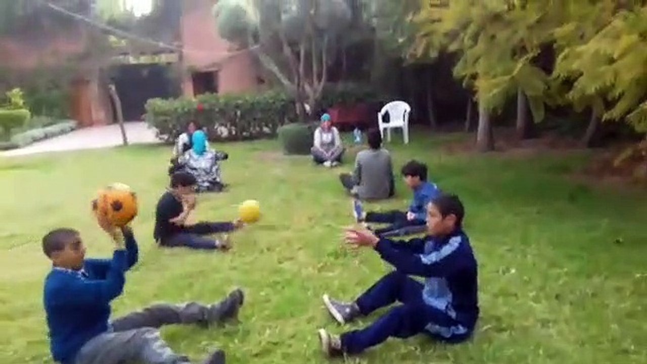 Jeu d'échanges de ballon à 2 partenaires de niveau équivalent !