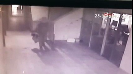 Levye ile bankayı soyma anı güvenlik kamerasında