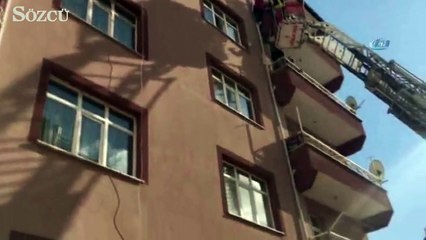 Balkon demirinde asılı kalan kızı itfaiye kurtardı
