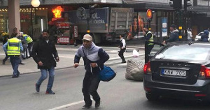 İsveç'te Kamyonlu Terör! Yayaların Üzerine Sürdü, Alışveriş Merkezine Daldı: 3 Ölü