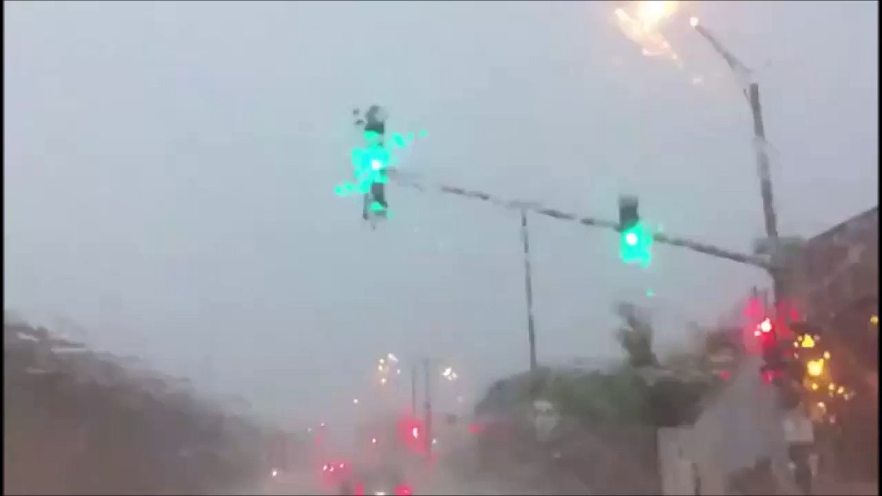 La foudre frappe un poteau téléphonique juste à coté de sa voiture... Dingue