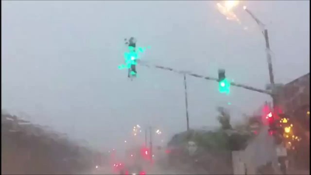 La foudre frappe un poteau téléphonique juste à coté de sa voiture... Dingue
