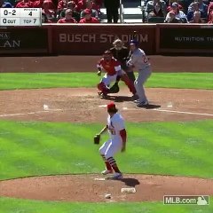 Un joueur de Baseball cherche la balle qui est rester coller sur son plastron