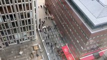 ننشر فيديو يظهر حالة الرعب بشوارع ستوكهولم بعد دهس شاحنة لعدد من المارة