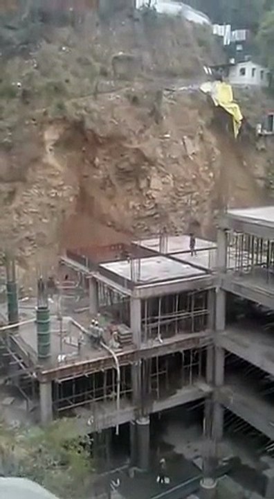 Glissement de terrain à côté d'un chantier (Inde)