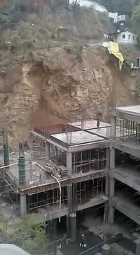 Glissement de terrain à côté d'un chantier (Inde)