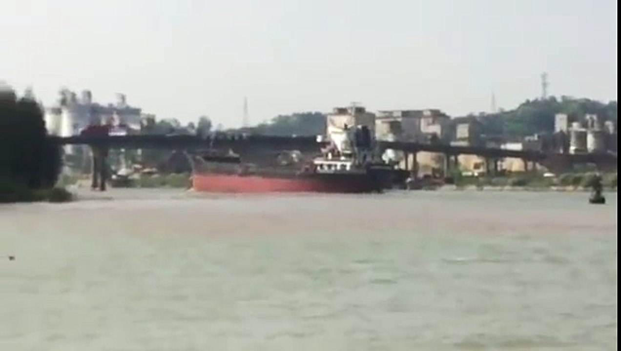 il passe sous un pont trop bas avec son bateau cargo…