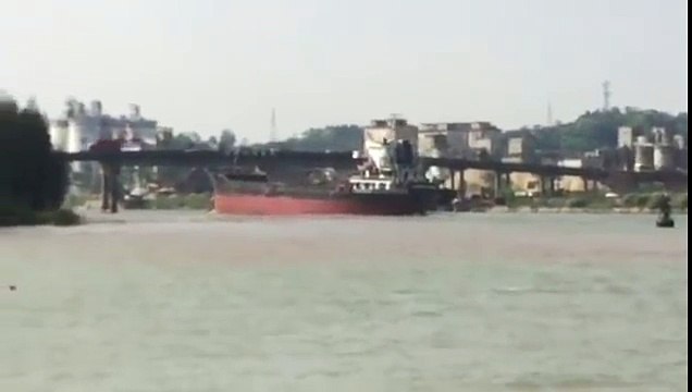 il passe sous un pont trop bas avec son bateau cargo…