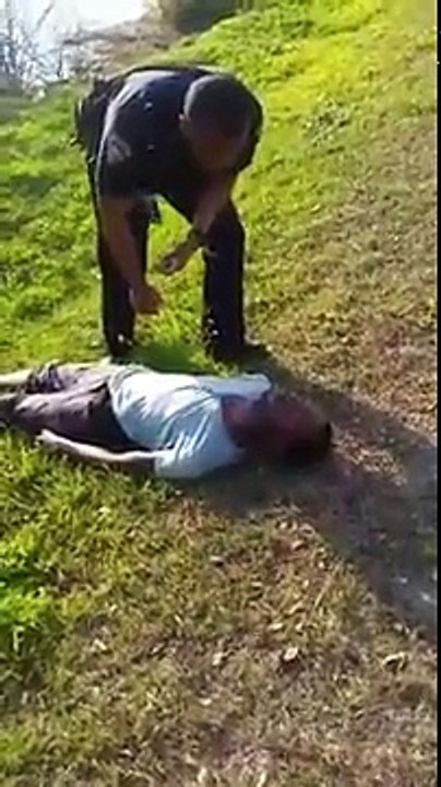 Sauvetage d'un homme d'une voiture dans la rivière !