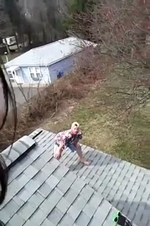 Sauter du toit pendant le Barbecue ?? MAUVAISE IDEE !!