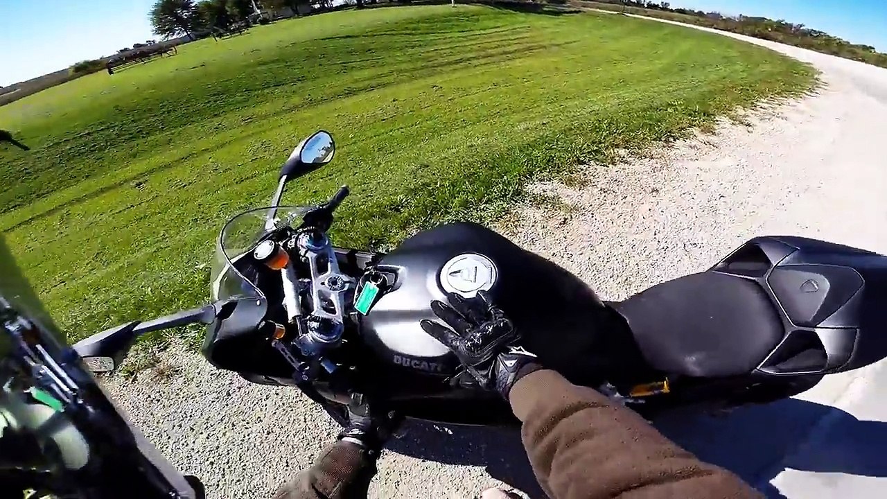 Gros fail en moto ducati dans un virage.. vive les graviers !