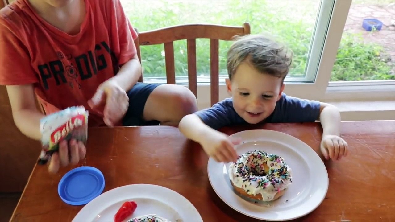 FOOD PRANK! HOT SPICY Fake DOUGHNUT Bagel Prank Ideas April Fools Day Joke PEPPERS School Lunch