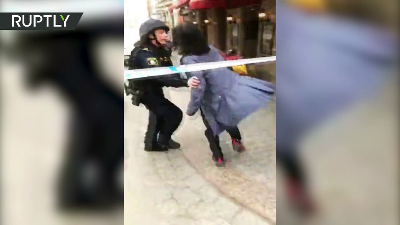 La police mène des interpellations dans les rues de Stockholm après l’attaque au camion-bélier